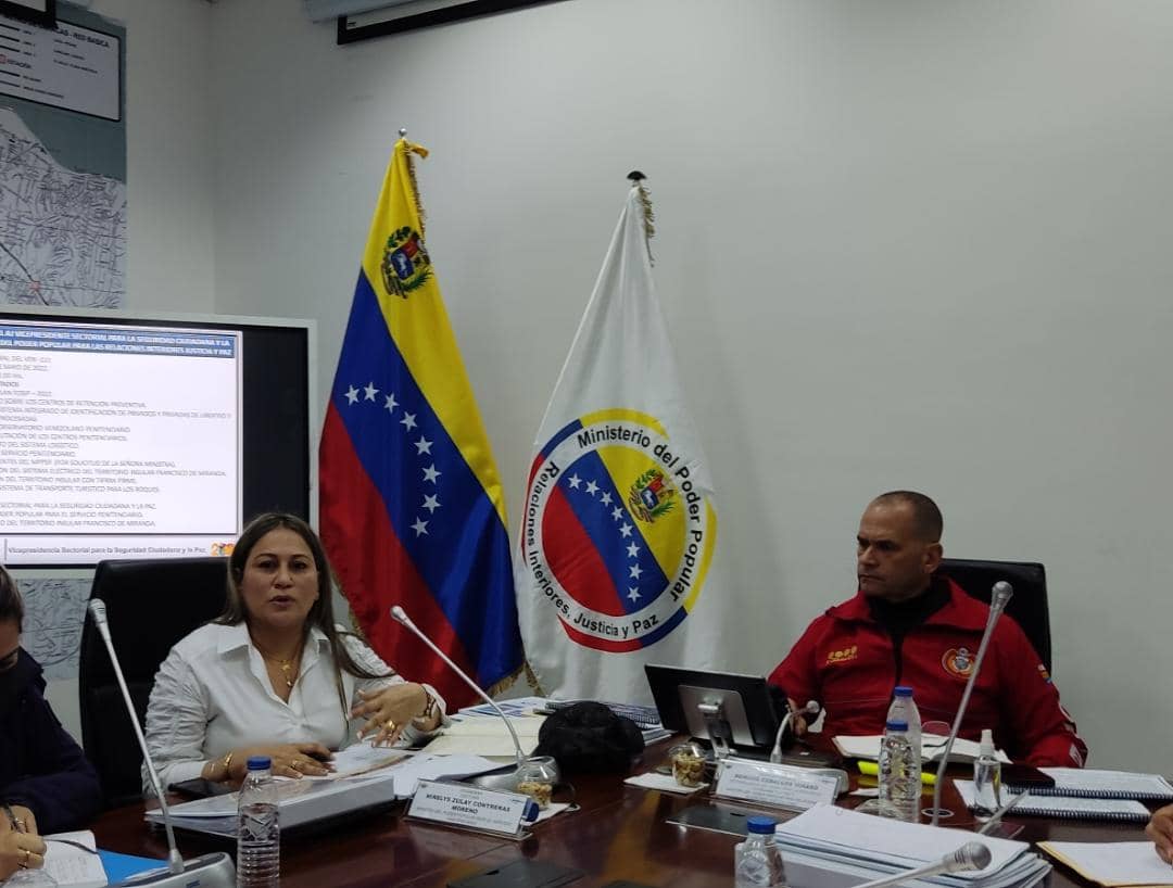 mirelct's tweet photo. #7May ||Participación en la Reunión Vicepresidencia Sectorial de Seguridad Ciudadana y la Paz, junto a @CeballosIchaso1 y el Alm. Eladio Jiménez Rattia, presentando los avances en el fortalecimiento del Sistema Penitenciario #JuventudDeportivaDeOro @NicolasMaduro @delcyrodriguezv https://t.co/7F17Zen0qs