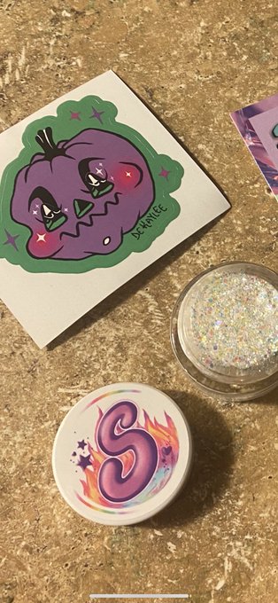 Playing with my new eco conscious vegan glitter from @SlayfireCo and am in love! Go give them your money<a href="/tag/mvsales"class="tags"><span>#mvsales</span></a>