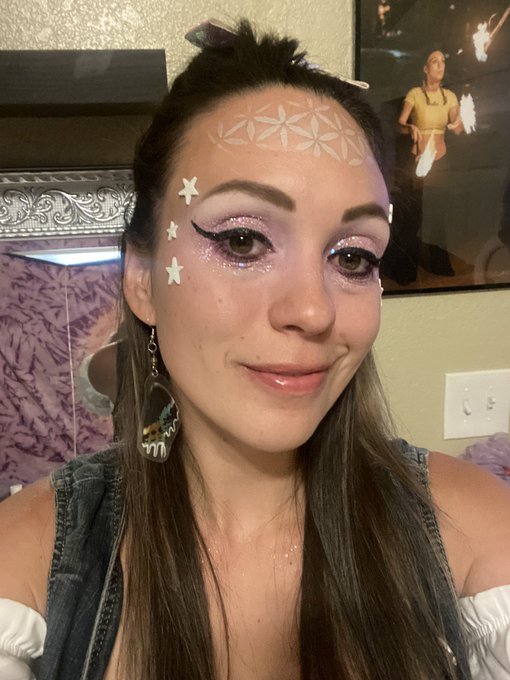Playing with my new eco conscious vegan glitter from @SlayfireCo and am in love! Go give them your money<a href="/tag/mvsales"class="tags"><span>#mvsales</span></a>