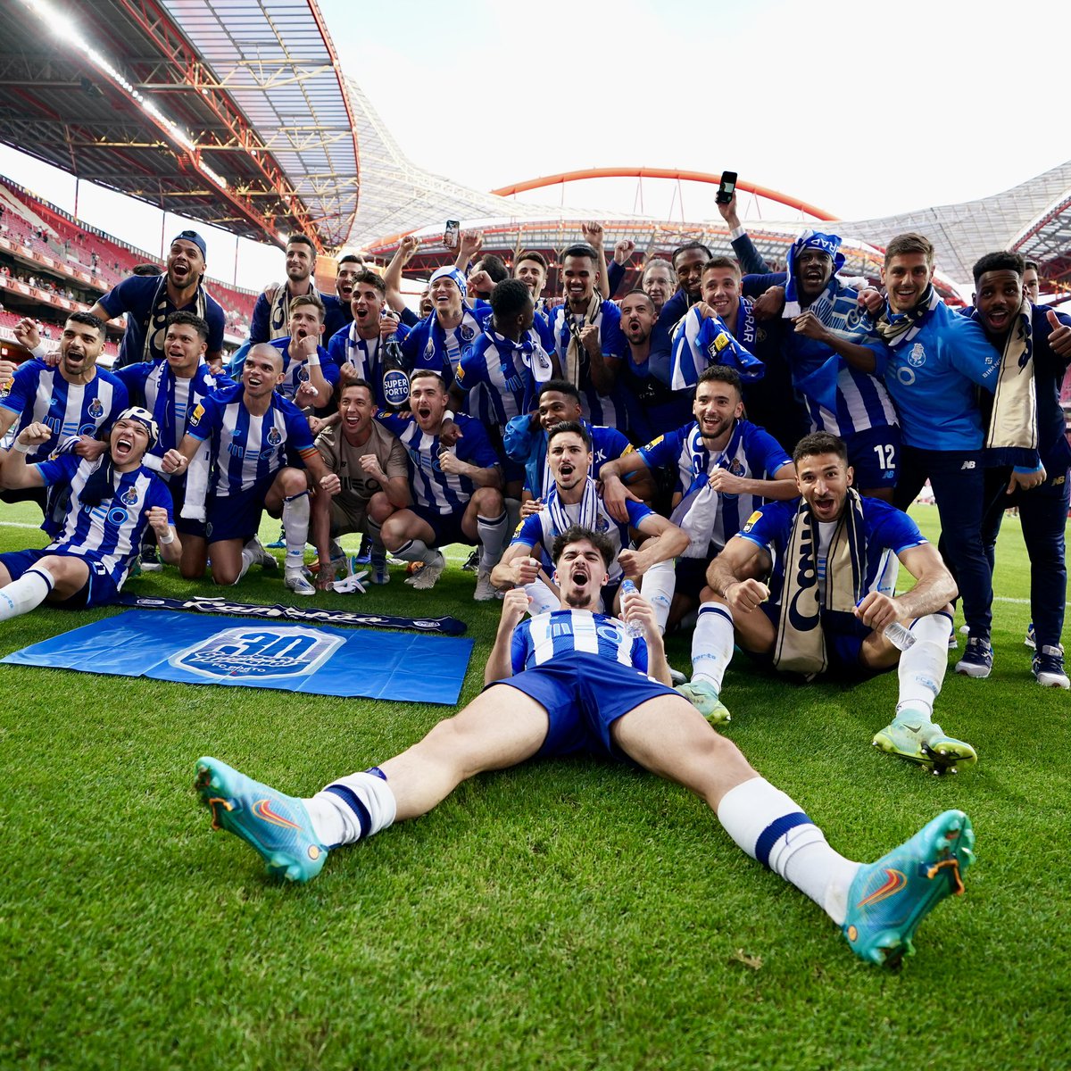 Uma alegria indescritível, mais um sonho! 💙 Tudo isto e muito mais! Somos Campeões! Sou outra vez campeão pelo nosso Porto e não podia estar mais feliz! Merecemos, todos juntos, cada segundo da festa que aí vem! Obrigado Dragões!
Agora, lidem 😜 Que o Campeão voltou 😎