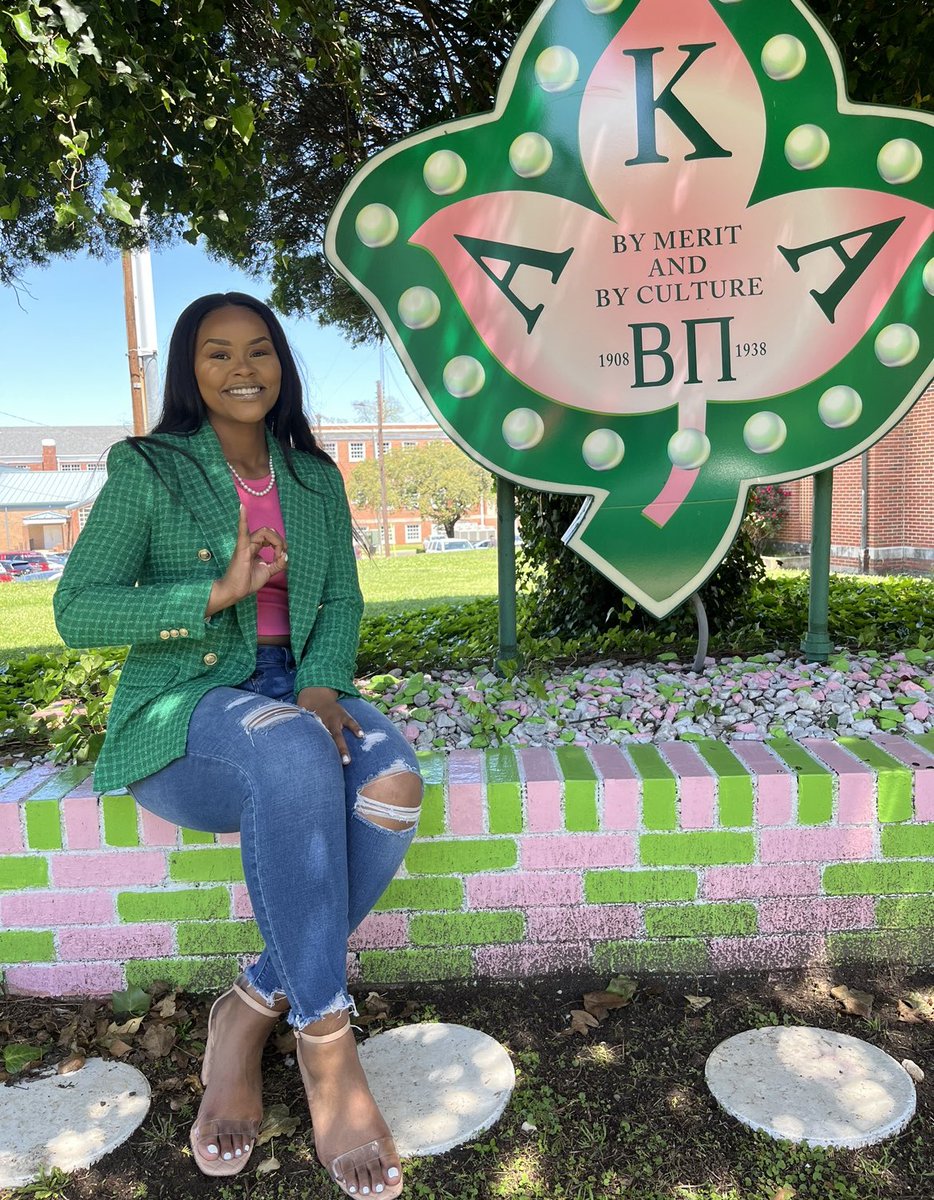 KAlverez99's tweet photo. Y’all know me as Kendal, but my sisters know me as Kreole 💚💞

#AKAland #AKA #myasu #betapi https://t.co/SqR3jvW86L
