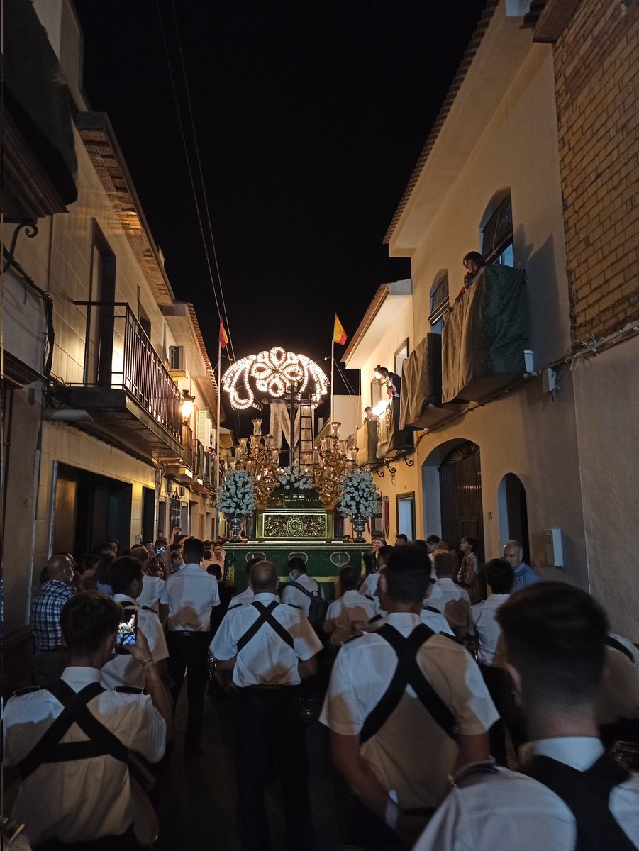 La Santa Cruz de <a href="/hdadsantana/">Hdad de la Santa Cruz de la Calle Santa Ana</a> llegando a su capilla a los sones de "Mi Amargura". #SuenaLasMercedes