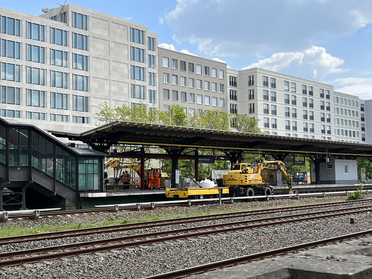 LAT_Berlin's tweet photo. #ZBS für @SiemensMobility @SBahnBerlin
Dieses Wochenende rocken wir die #Sperrpause gleich in mehreren Schichten. Danke #teamlat
#kabeltiefbau
#zbsmontage
#kabelzug
#sperrpause #betra #halensee #sbahnberlin #zweiwegebagger https://t.co/lL3PqsIITn