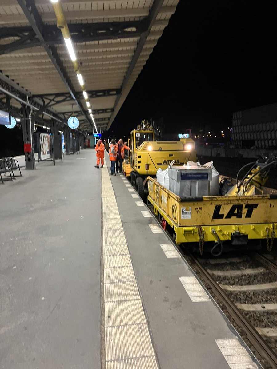 LAT_Berlin's tweet photo. #ZBS für @SiemensMobility @SBahnBerlin
Dieses Wochenende rocken wir die #Sperrpause gleich in mehreren Schichten. Danke #teamlat
#kabeltiefbau
#zbsmontage
#kabelzug
#sperrpause #betra #halensee #sbahnberlin #zweiwegebagger https://t.co/lL3PqsIITn