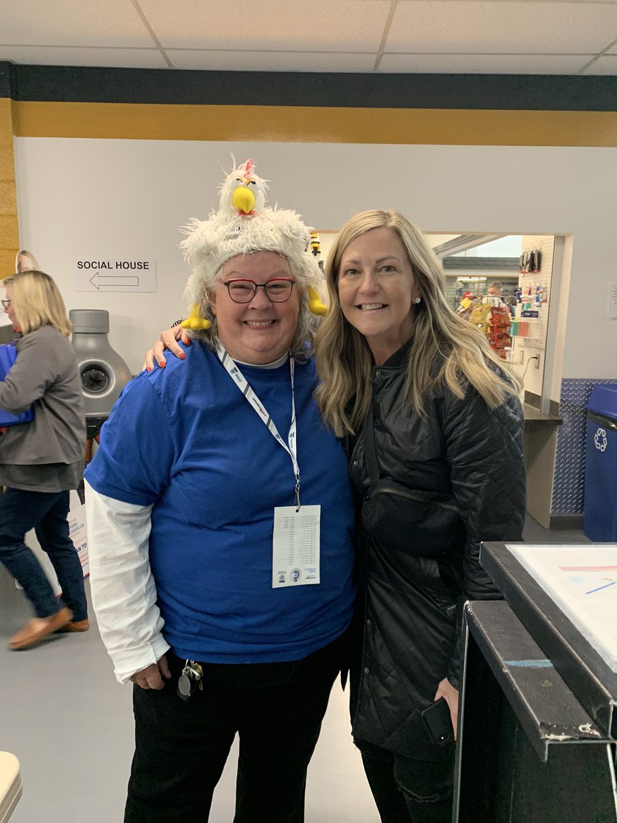 scottieschicken's tweet photo. Love it when a curler we admired comes up to say hi. @xfitgirl11 you make my heart happy. Thanks for introducing me to your lovely daughters. Always stay the kind woman you are. #GSOC #curlfam πππ₯. PS maybe we need a hen party- JJ. βΊοΈ https://t.co/Rsmc4tQCzh