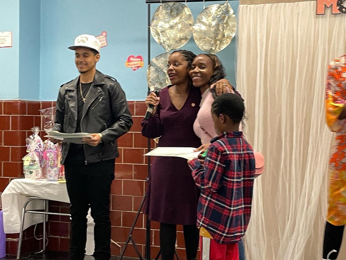 CMBrooksPowers's tweet photo. Thank you to the @PALNewYork @goldiemaple333 @FarRockGC for hosting today’s #MothersDay Brunch. 🌻 https://t.co/x8N7OhBGjY