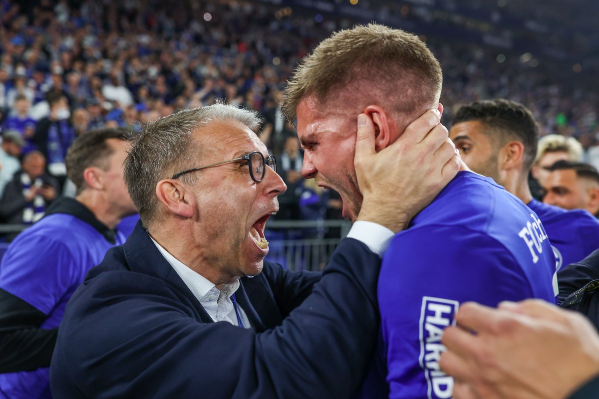 s04_en's tweet photo. This is what it means. This is Schalke. ⚒️

#S04 https://t.co/riphzRxwtZ