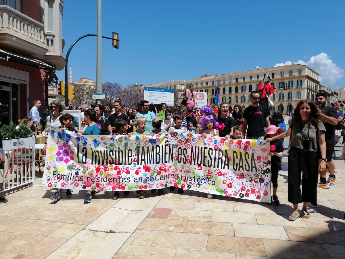 aracelirus's tweet photo. En un mismo día 2 espacios q están en peligro de ponerse al servicio de la gentrificación y el capital han sido defendidos por los movimientos sociales. Desde luego, hablo de @LaCasaInvisible y del #HotelUGT con el músculo de @CSIngobernable. 10, 100, 1000 centros sociales ✊🏽🔥 https://t.co/JDw9u8wET2