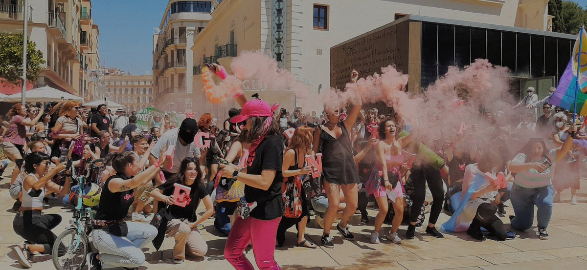 aracelirus's tweet photo. En un mismo día 2 espacios q están en peligro de ponerse al servicio de la gentrificación y el capital han sido defendidos por los movimientos sociales. Desde luego, hablo de @LaCasaInvisible y del #HotelUGT con el músculo de @CSIngobernable. 10, 100, 1000 centros sociales ✊🏽🔥 https://t.co/JDw9u8wET2