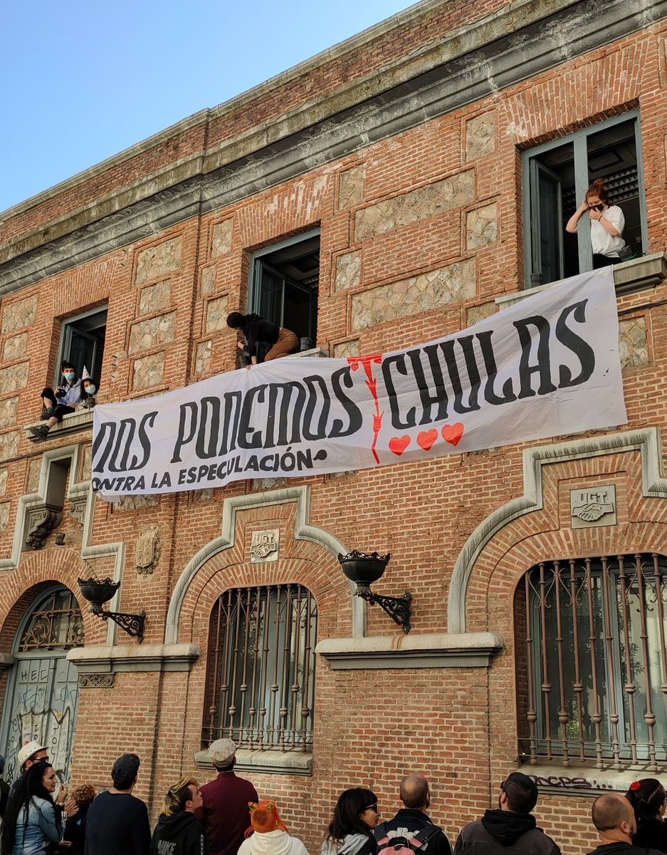 aracelirus's tweet photo. En un mismo día 2 espacios q están en peligro de ponerse al servicio de la gentrificación y el capital han sido defendidos por los movimientos sociales. Desde luego, hablo de @LaCasaInvisible y del #HotelUGT con el músculo de @CSIngobernable. 10, 100, 1000 centros sociales ✊🏽🔥 https://t.co/JDw9u8wET2
