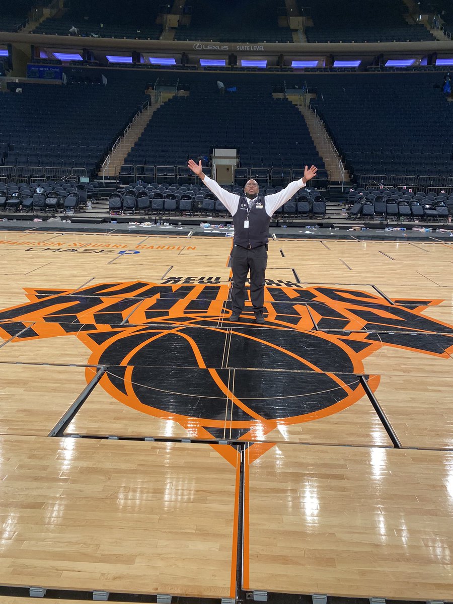 BeatBoxBrown's tweet photo. Best arena in the world MSG! Met so many good people here…. feels life family! Happy to be an employee here👍🏾 https://t.co/k0vtWGigMV