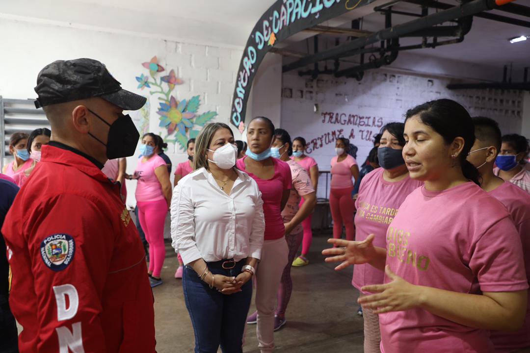 mirelct's tweet photo. #7May || Acompañamiento al Vicepresidente @CeballosIchaso1 a la  Inspección de la Estación PNB y el Centro de Control y Resguardo del Detenido de la @PNBVzla, en la Parroquia El Valle, garantizando los #DDHH de las privadas de libertad #JuventudDeportivaDeOro @NicolasMaduro https://t.co/85cnd1AlvW