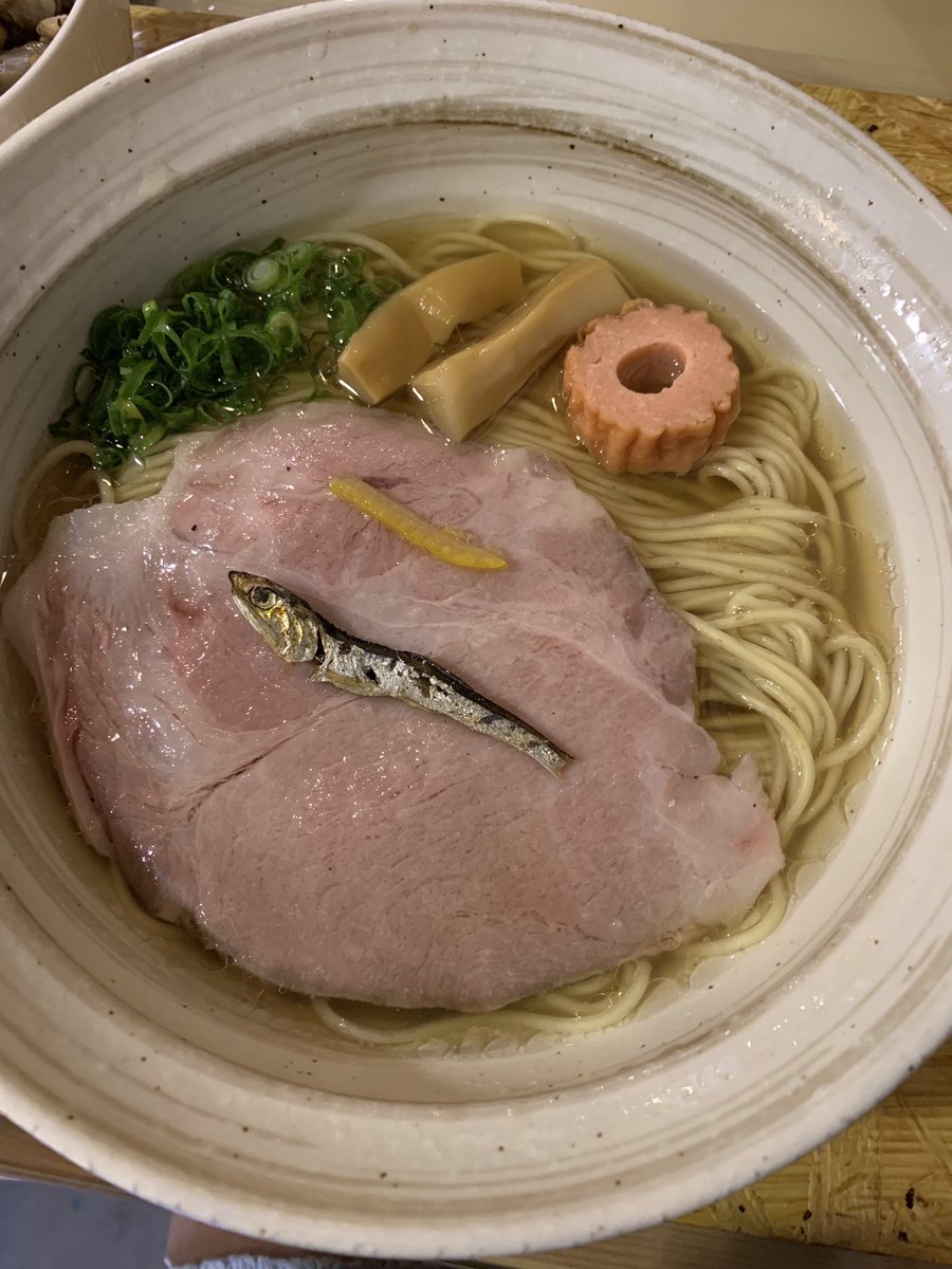 香川県観音寺市の麺匠いりこや。 いりこそばあっさりとレアチャーシュー丼。 この組み合わせが良い。 あっさり完飲のスープです！