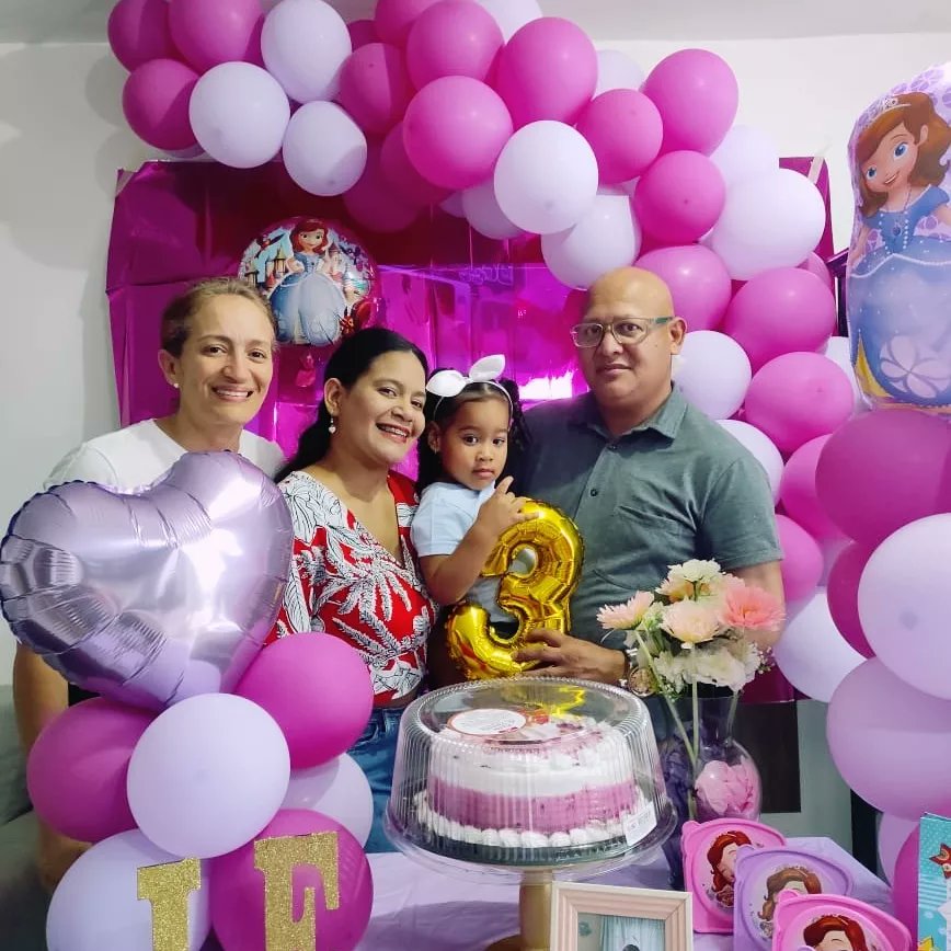 lilibethpuertap's tweet photo. Todo es mejor así 🙏Como familia somos fuertes 🤩♥️♥️♥️ https://t.co/LrIM6bdAt4