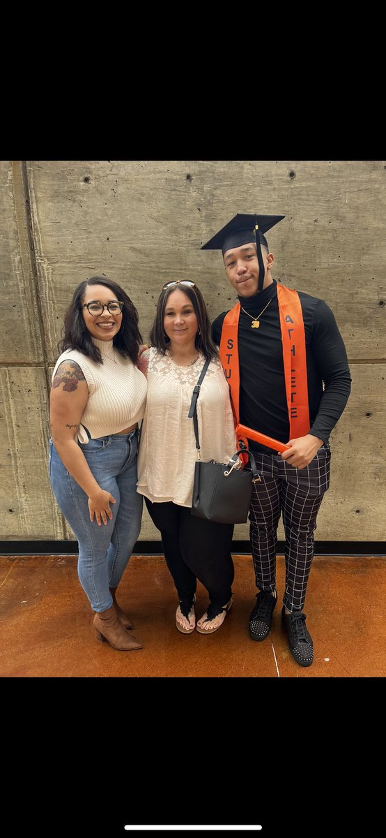 Pharaoh30__'s tweet photo. My mama say, baby you a winner not a quitter 🎓💰
#BeatTheOdds #CollegeGraduate👨🏽‍🎓 https://t.co/TGwesPO6Ol
