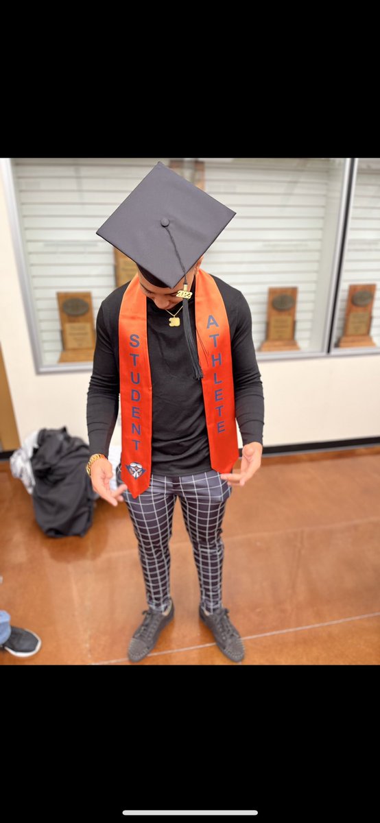 Pharaoh30__'s tweet photo. My mama say, baby you a winner not a quitter 🎓💰
#BeatTheOdds #CollegeGraduate👨🏽‍🎓 https://t.co/TGwesPO6Ol