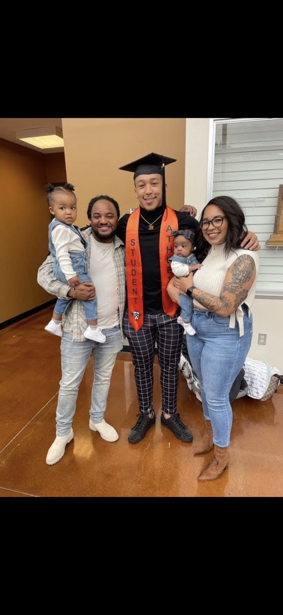 Pharaoh30__'s tweet photo. My mama say, baby you a winner not a quitter 🎓💰
#BeatTheOdds #CollegeGraduate👨🏽‍🎓 https://t.co/TGwesPO6Ol