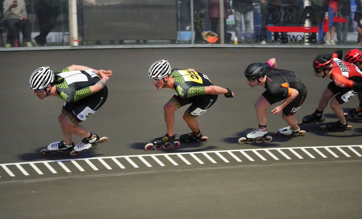 schaatsennl's tweet photo. “Toen Peter gepasseerd werd, wist ik dat hij het niet meer zou redden, omdat hij al zoveel op kop gereden had. Ik moest er zelf omheen.” En zo kwam de Dijkstra met nog vier ronden te gaan in leidende positie. “Het was alles of niets tot de finale."
>>https://t.co/ITIhDRQJfS https://t.co/sZr00vNlRx