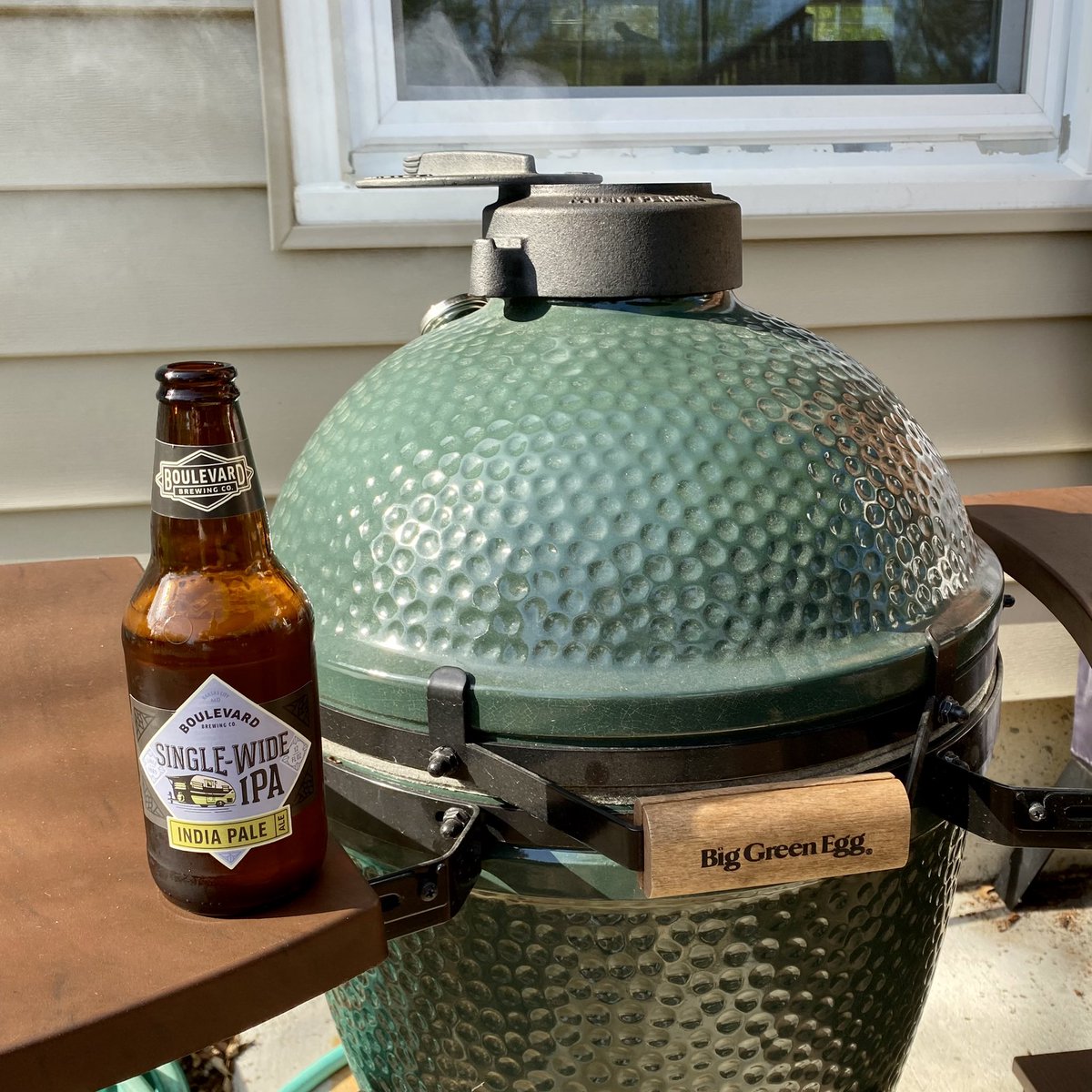 CMoneyKS's tweet photo. A bottle of my favorite as I warm up the #BigGreenEgg on a beautiful Saturday late afternoon @Boulevard_Beer #SingleWideIPA #IPA #Grilling #Summer #DrinkLocal #IPASnob https://t.co/nHOO4bT9Y2