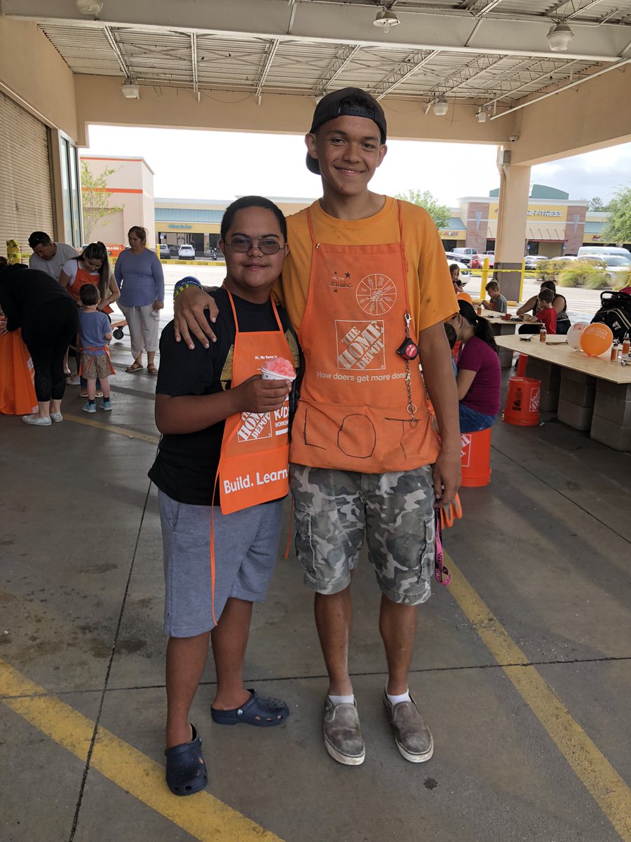 CatherineAlmag1's tweet photo. Kids Workshop was back at The Mighty Sun City. What a great start to a great Mothers Day Weekend. @ttbeme02 @leighmartin44 @Tre_THD https://t.co/suYckvatXI