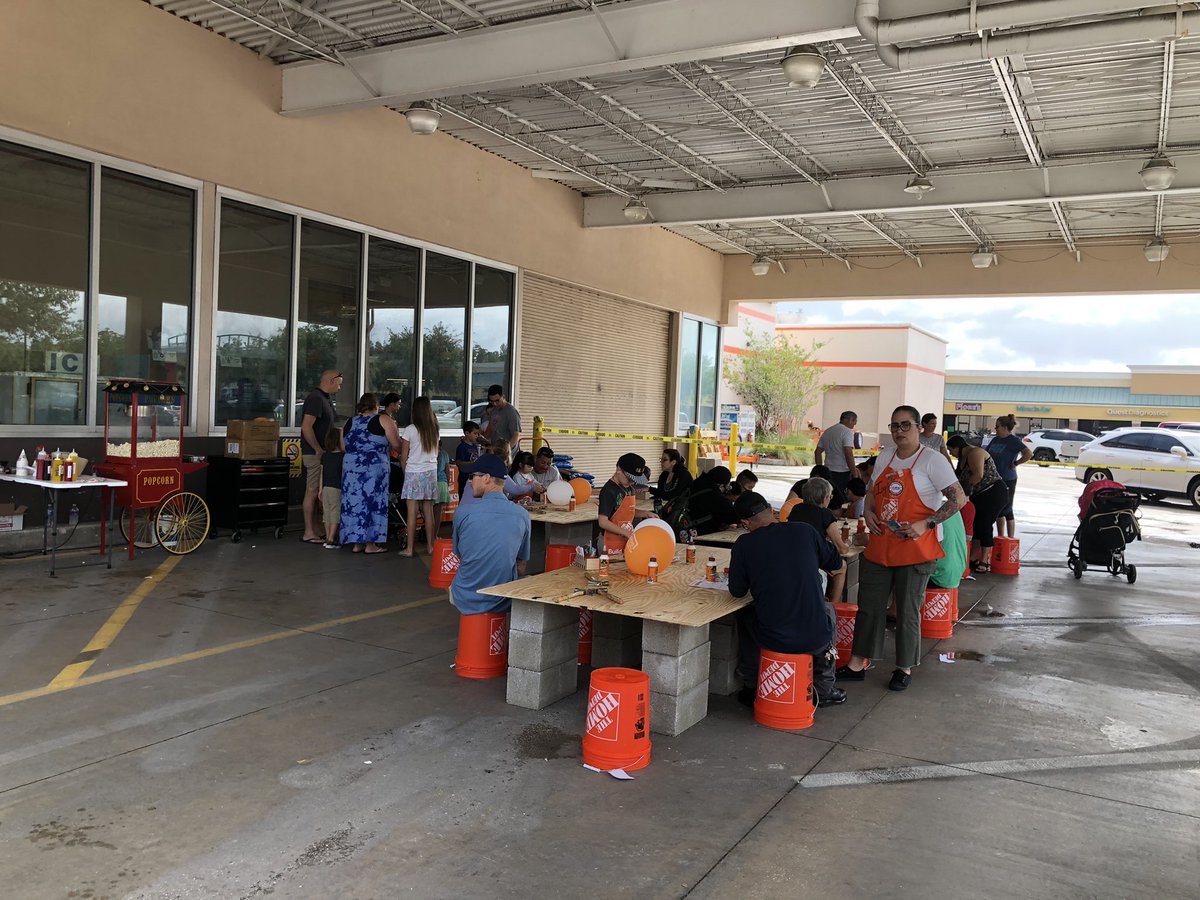 CatherineAlmag1's tweet photo. Kids Workshop was back at The Mighty Sun City. What a great start to a great Mothers Day Weekend. @ttbeme02 @leighmartin44 @Tre_THD https://t.co/suYckvatXI