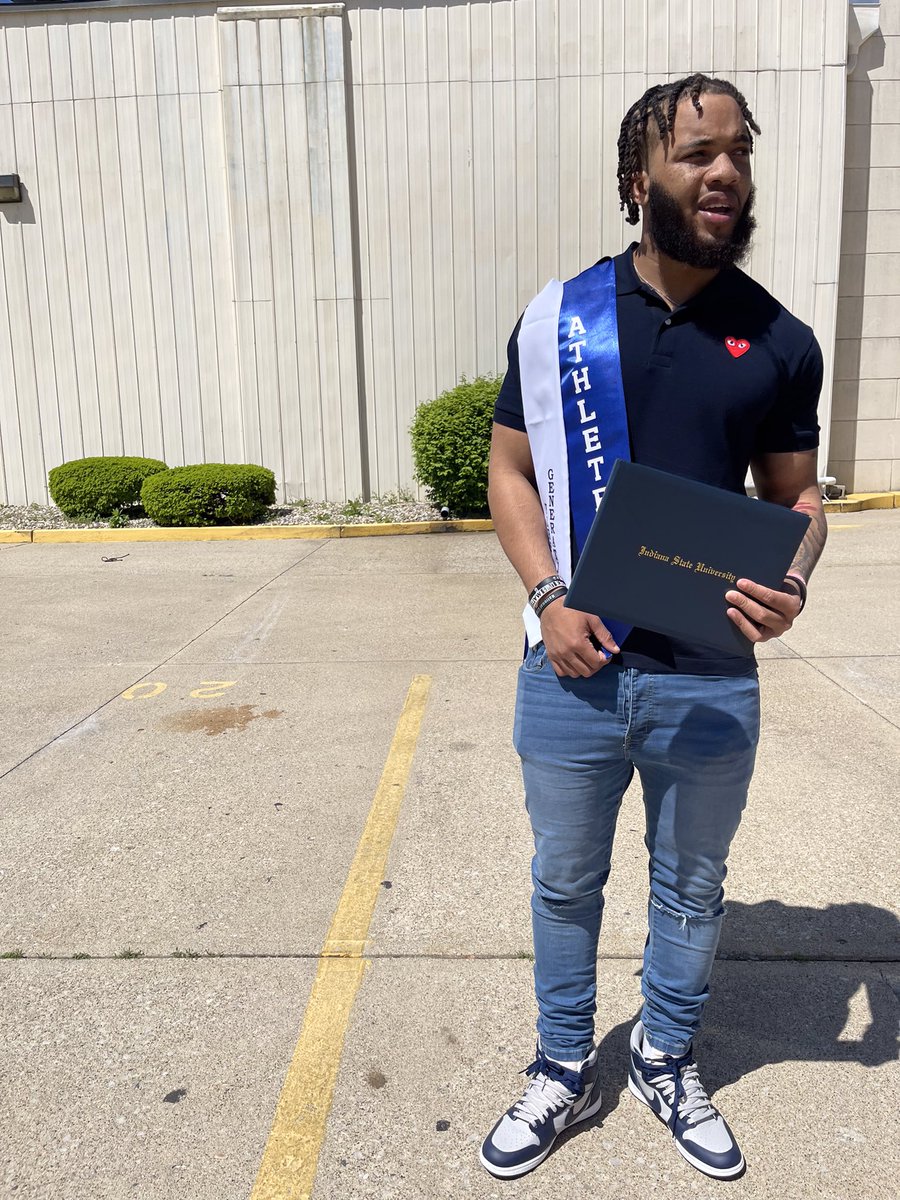HeathStephen32's tweet photo. I know I make the Stephen family proud 💙🦍 #collegegrad https://t.co/6q9QowLRmL