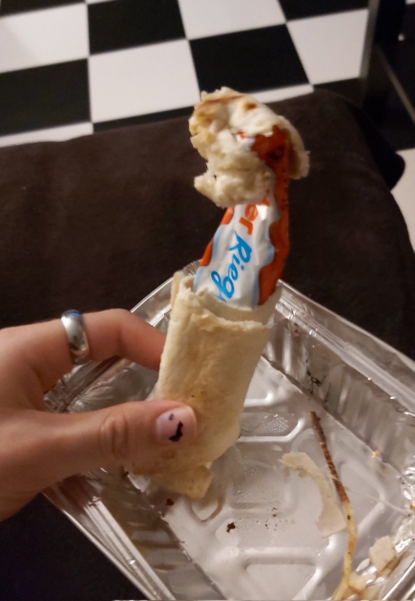 LexstronYT's tweet photo. @Smileys_Pizza @lieferando Die Schokoröllchen schmecken heute besonders zäh.. https://t.co/11RqPODhW0