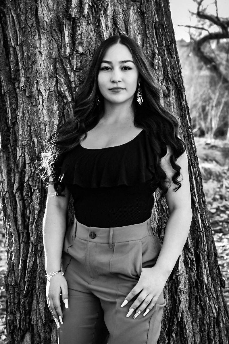 505FamilyAdvtrs's tweet photo. Graduation photos I did recently.. what do you think?👩‍🎓👩‍🎓👩‍🎓👩‍🎓👩‍🎓 #graduation2022 #graduationphotos #photography #portraitphotography https://t.co/hEMEUQAdW9