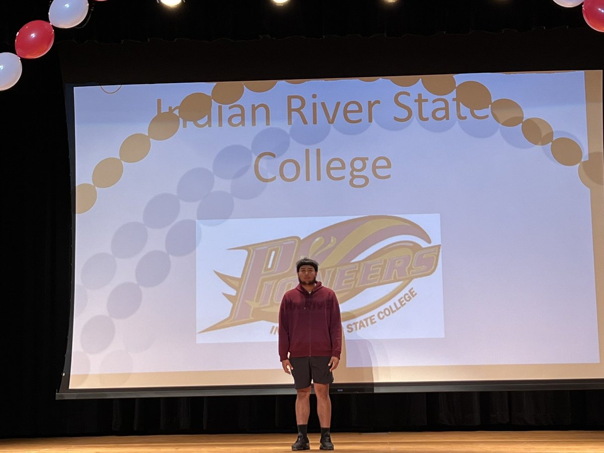 Indians_IHS's tweet photo. More academic signing day pictures!  @Indians_IHS https://t.co/ObQm3nwUAS