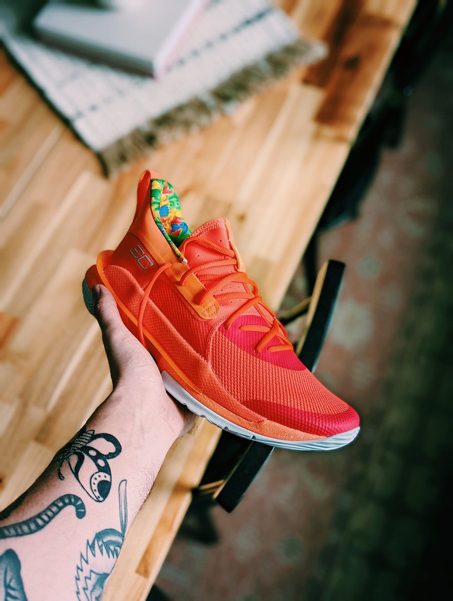 _tadlocka's tweet photo. Randomly found a pair of curry's at the outlet that released in 2019. Must have been sitting in a stockroom somewhere for the last 3yrs? So strange lol https://t.co/5d38cHJ5d6