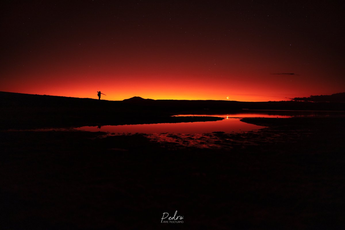 TwPedroMtz's tweet photo. Atacama, Chile. Magical sunset ⭐🌜 https://t.co/f9FjB3cE71