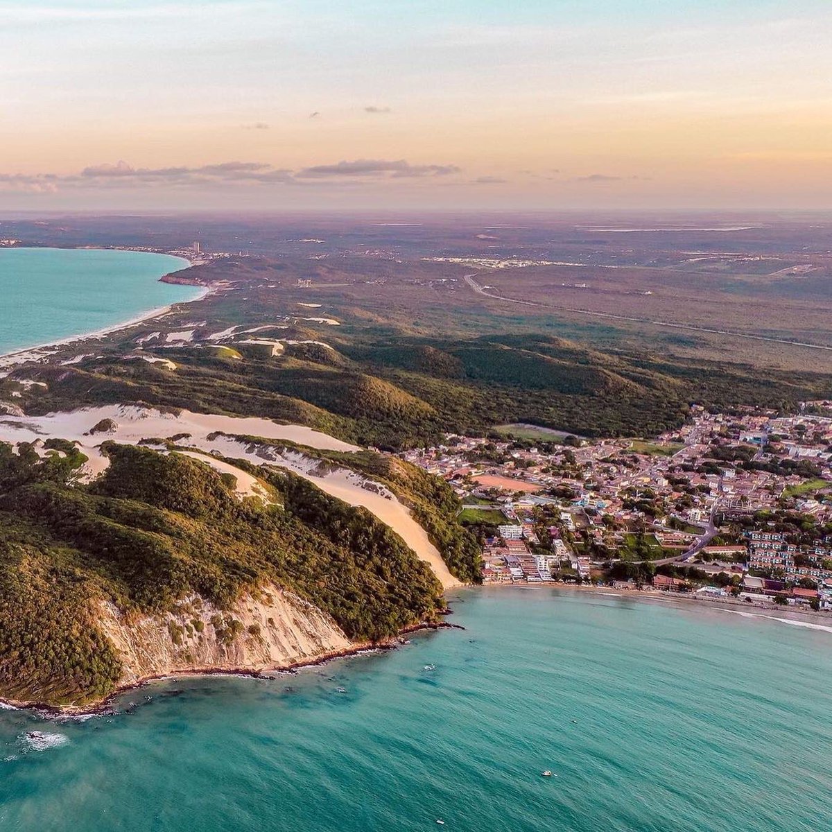 RevistaBzzz's tweet photo. 😍 As belezas de Ponta Negra e seu Morro do Careca pelas lentes de @CairoPraMelhor.
#natal #pontanegra #beach #pipa #rn #drone #praia #belezasdenatal #belezasdorn https://t.co/uAB4tl24Ml