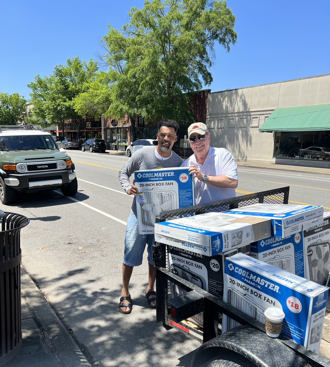 SteveLittleRock's tweet photo. This morning I met with Darrell Stephens and passed out fans to the community around Little Rock during this summer heat! #Landers22 #TogetherBetterForEveryone #LittleRock https://t.co/37lUesLSYm