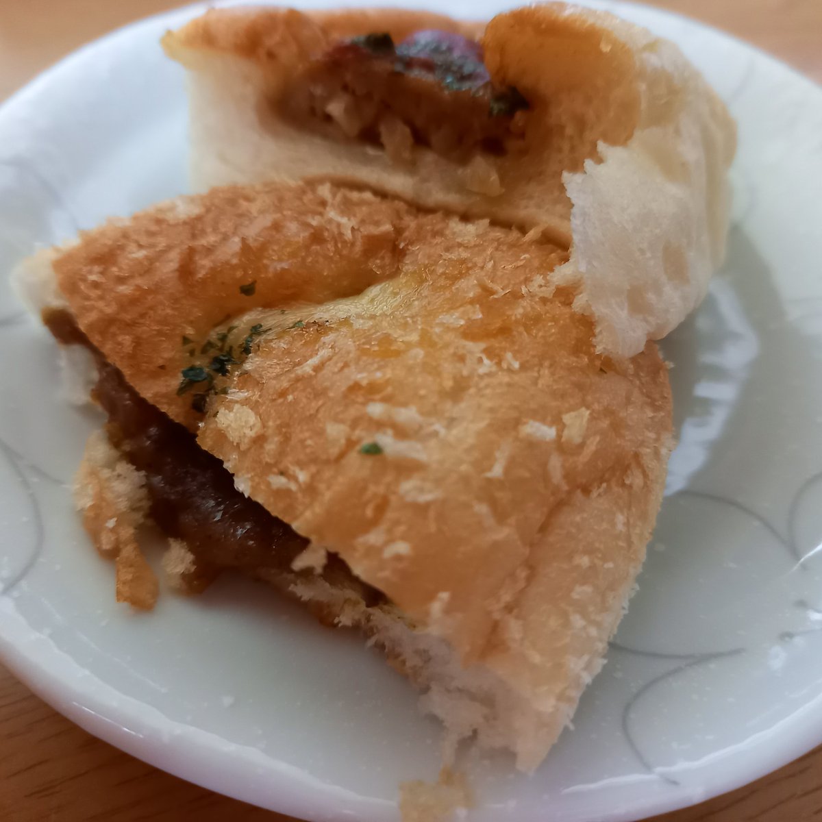 yumyumfatman's tweet photo. 軽く朝食
🟠カレーパン(半分)
🟠ハンバーグパン(半分)
どちらも病院内のパン屋さんで
#朝ごはん
#CAFECORE
#カフェコア
#秋田市
#パン屋
#ベーカリー
#パン
#病院 https://t.co/HkBUimqymw