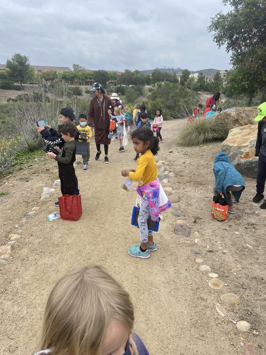 We then spent time getting our hands dirty, asking questions, and learning from experts in our community #illuminatingournaturalneighbors #Kindergarten #openwalledlearning #placebasedlearning #kidsThrive #Designthinking #PBL #shareyourlearning <a href="/Design39Campus/">Design39Campus</a> <a href="/jaymiesacra/">Jaymie</a>