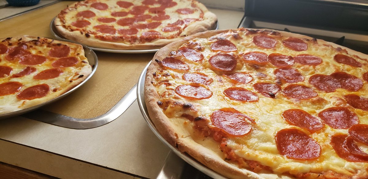 Wcmarchese's tweet photo. Pizza night. https://t.co/JDvCe8MPhv