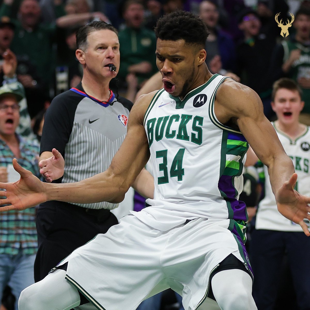 Bucks's tweet photo. The Giannis Shimmy. 😮‍💨 https://t.co/UUWZgJhHqd