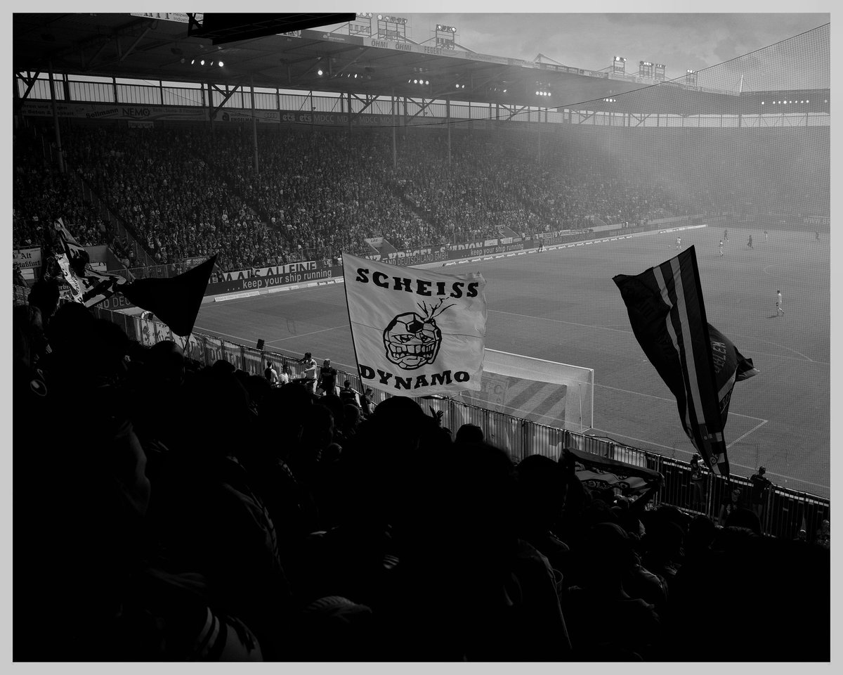 xian_md's tweet photo. Peter Fechner überall - aufm Platz und auf den Rängen.
#einmalimmer
#FCMM60 https://t.co/COHgW7DME1