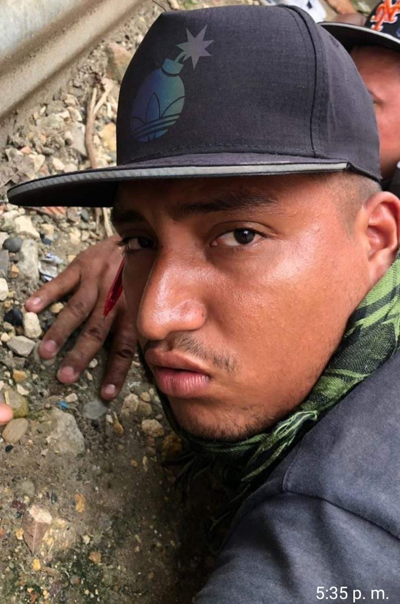 ElcuchoH's tweet photo. CAPTURADO PRESUNTO
COORDINADOR DEL PARO
ARMADO EN SUCRE 

Cinco presuntos integrantes del Clan del Golfo fueron capturados en el barrio El Salvador de Sincelejo.
Gracias 
@PoliciaColombia 
@COL_EJERCITO 
Por sacar estás terroristas de las calles
Nota
5 votos menos para Petro😎 https://t.co/83cbeqqwlJ