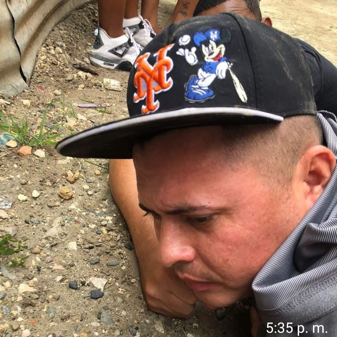 ElcuchoH's tweet photo. CAPTURADO PRESUNTO
COORDINADOR DEL PARO
ARMADO EN SUCRE 

Cinco presuntos integrantes del Clan del Golfo fueron capturados en el barrio El Salvador de Sincelejo.
Gracias 
@PoliciaColombia 
@COL_EJERCITO 
Por sacar estás terroristas de las calles
Nota
5 votos menos para Petro😎 https://t.co/83cbeqqwlJ