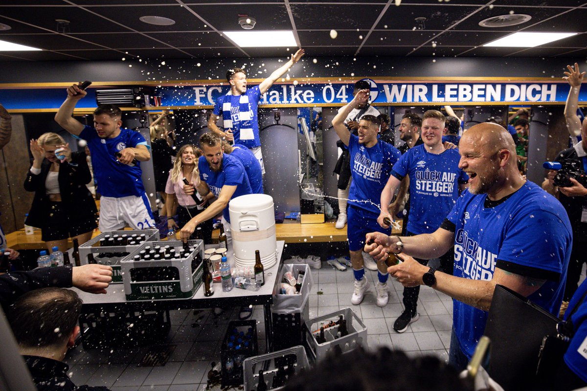 s04_en's tweet photo. Goodnight, Schalker 🥱

Make it one to remember 🍻

#S04 https://t.co/VpIPULBI5z