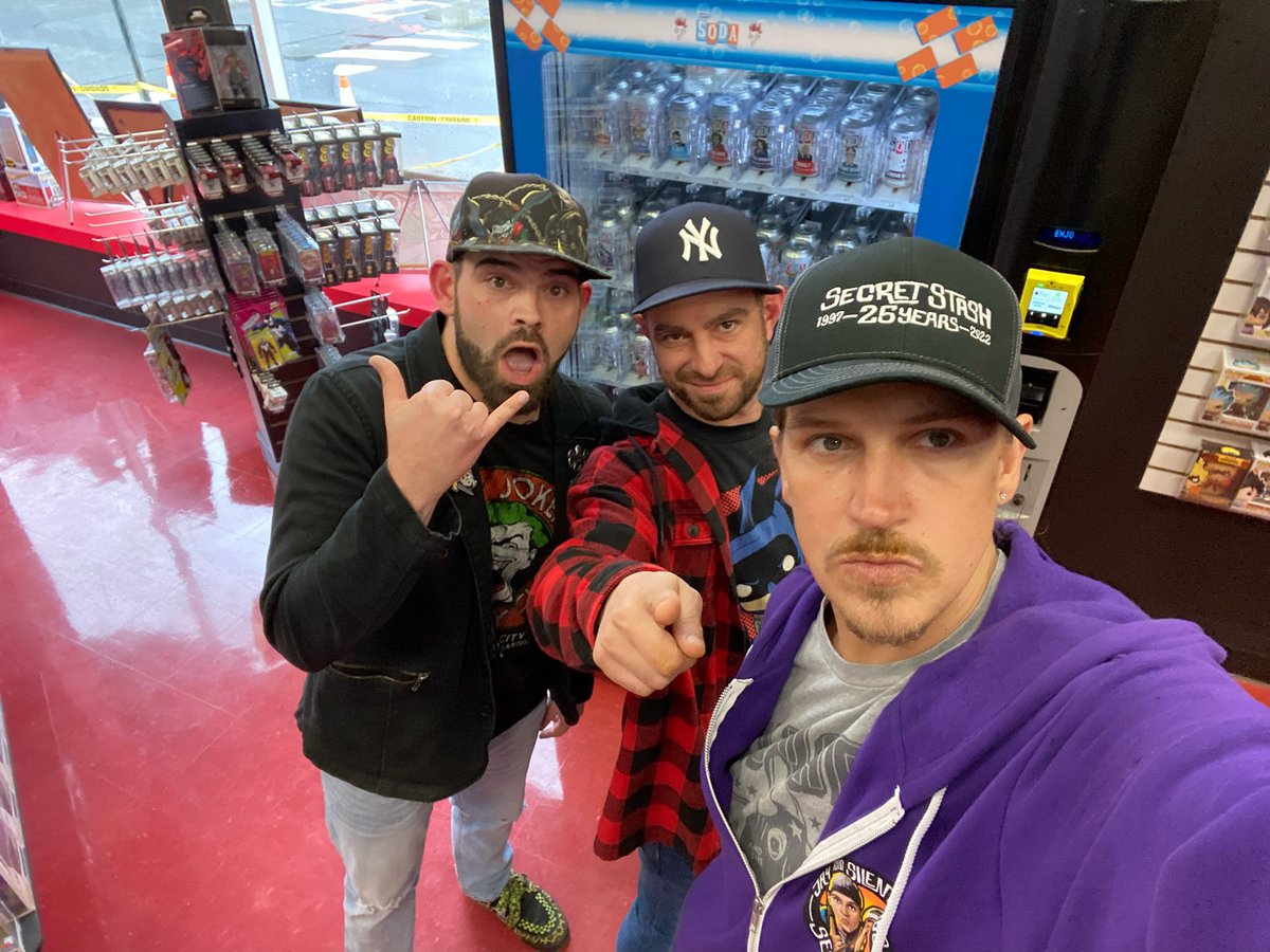 PopFreakNJ's tweet photo. You just never know who’s gonna “Pop” in…

#JayMewes #Snoogans #SnoochieBoochies #SecretStash25yrAnniversary https://t.co/yVlI8Mgate