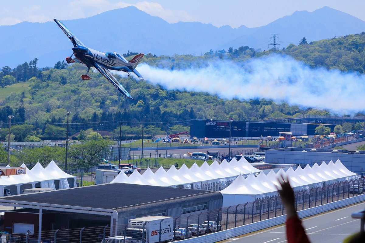 39ne_haiji's tweet photo. YoshiMUROYA✖️LEXUS  Special Flight @富士スピードウェイ　しつこい（笑）#室屋義秀　#SUPERGT #富士スピードウェイ　#airplane #富士450キロ　#EXTRA330SC #スペシャルフライト　連休も今日で終わり… https://t.co/Xix60SdBqF