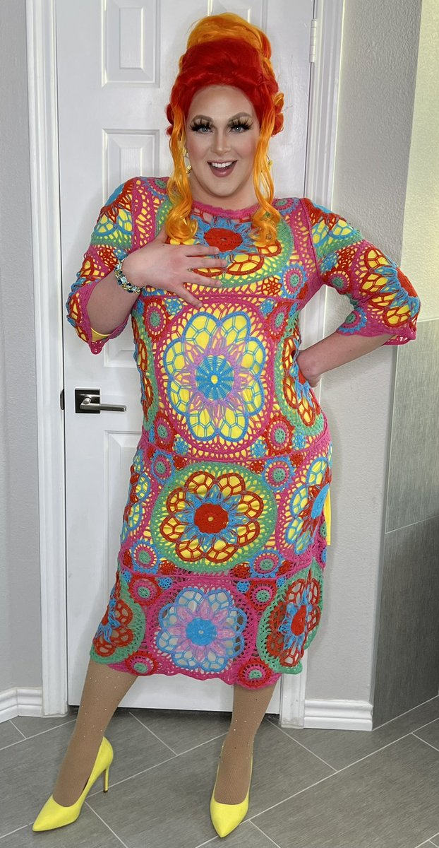 DynaCockusRose's tweet photo. Guess who officially earned her PhD in microbiology yesterday?! ME!! 😁 representing the original fashionista scientist herself! #MsFrizzle #dragScience https://t.co/EXPbIMgDsj