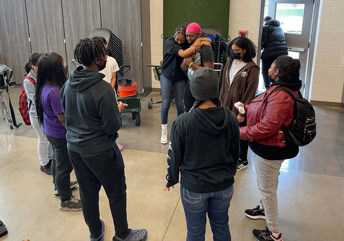 LoniceMentors's tweet photo. This was our last session of Hornet Academy.  9th and 10th  gr Ss and Ts showed up for themselves for 6 weeks.  Ss improved academic skills, earned SLHs, and bonded. I am grateful we had the opportunity to create this experience for them.  #StrongerTogether #finishin4 https://t.co/kyJhFafNSD
