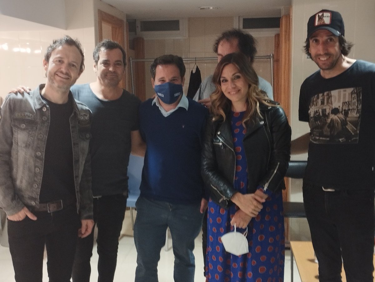 FranJoseCastro's tweet photo. Mejor final de cumple no podía tener!!
Gracias la @laorejadevgogh por revivir y hacerme disfrutar con vuestras canciones ☺️☺️!!
#bienvenidos30+1 #pozoblanco #elsilo #laorejadevangogh#unsusurroenlatormenta https://t.co/ToRdhCW5lv