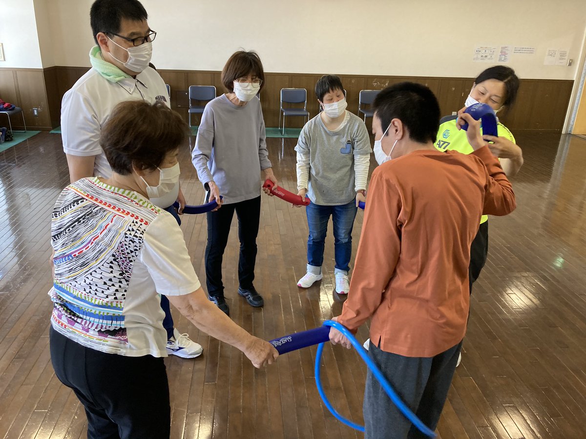 tekutekuladder's tweet photo. 5/5㊗️
てくてくラダー 教室を開催しました。
今回はホースを使ってゲームを実施。カラダをクネクネさせながら、輪っかをお隣りに送るゲーム。楽しくウォームアップが出来ます。
次回は6/5(日)の開催です。体験無料！是非遊びに来てください😄
#てくてく健活教室　＃てくてくラダー教室　#転倒予防 https://t.co/Fo0DEPNJZn
