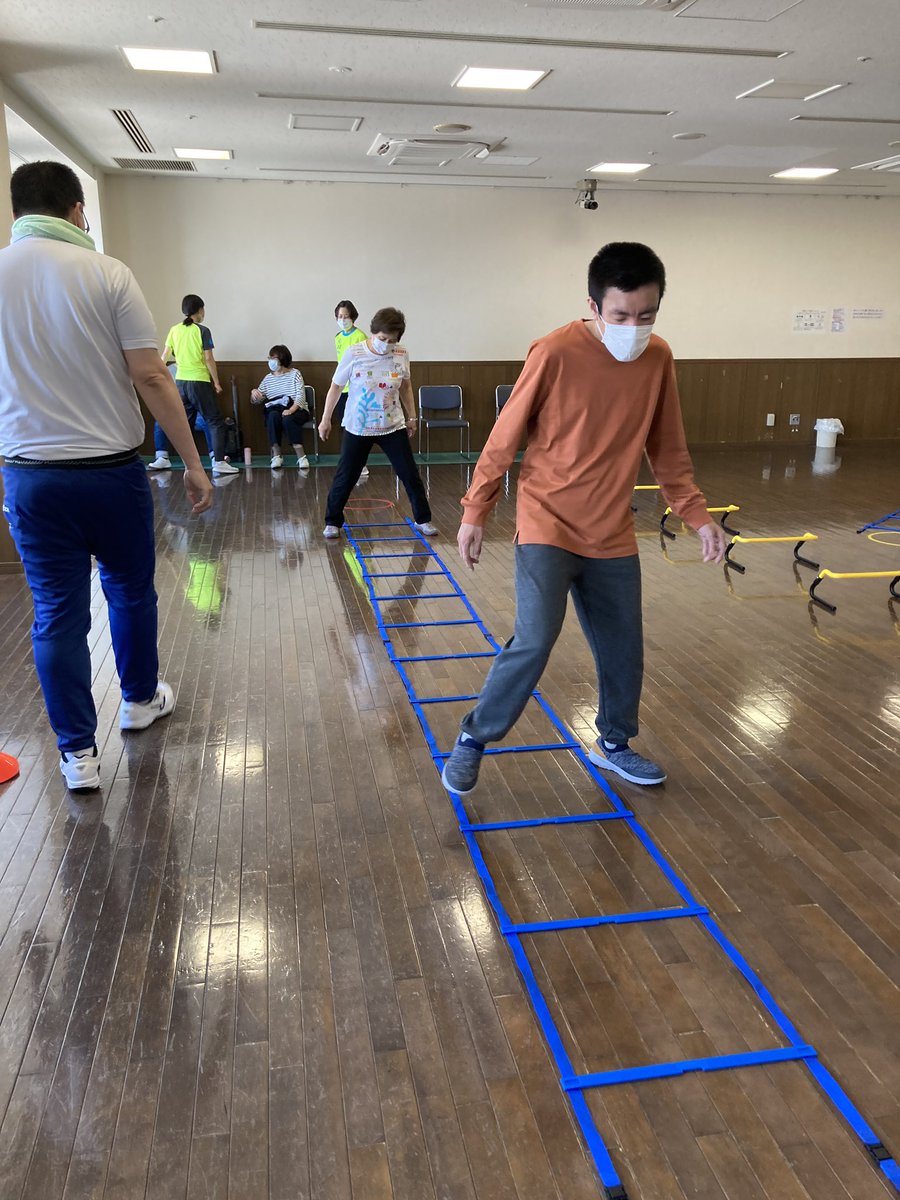 tekutekuladder's tweet photo. 5/5㊗️
てくてくラダー 教室を開催しました。
今回はホースを使ってゲームを実施。カラダをクネクネさせながら、輪っかをお隣りに送るゲーム。楽しくウォームアップが出来ます。
次回は6/5(日)の開催です。体験無料！是非遊びに来てください😄
#てくてく健活教室　＃てくてくラダー教室　#転倒予防 https://t.co/Fo0DEPNJZn
