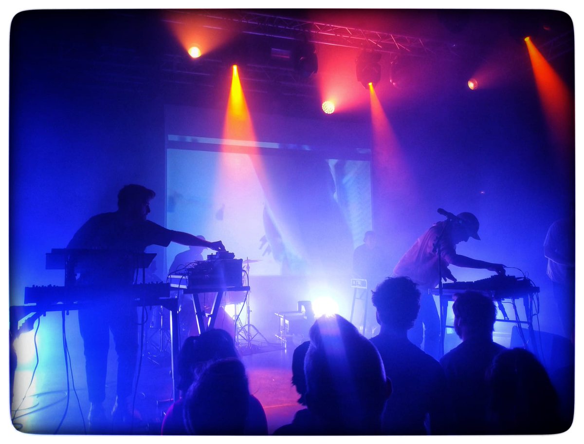 mikuzz's tweet photo. Michele @zerocalcare esco da
un concerto di #Magenta (ex #Fauve) e il cantante (Quentin) ti ringrazia per averli inseriti in #StrappareLungoiBordi vorrebbe conoscerti e ringraziarti di persona. Gli farò sapere quando ripassi da Parigi, lui è spesso a Roma (inst: magenta. club) https://t.co/bUrWXwZ70a