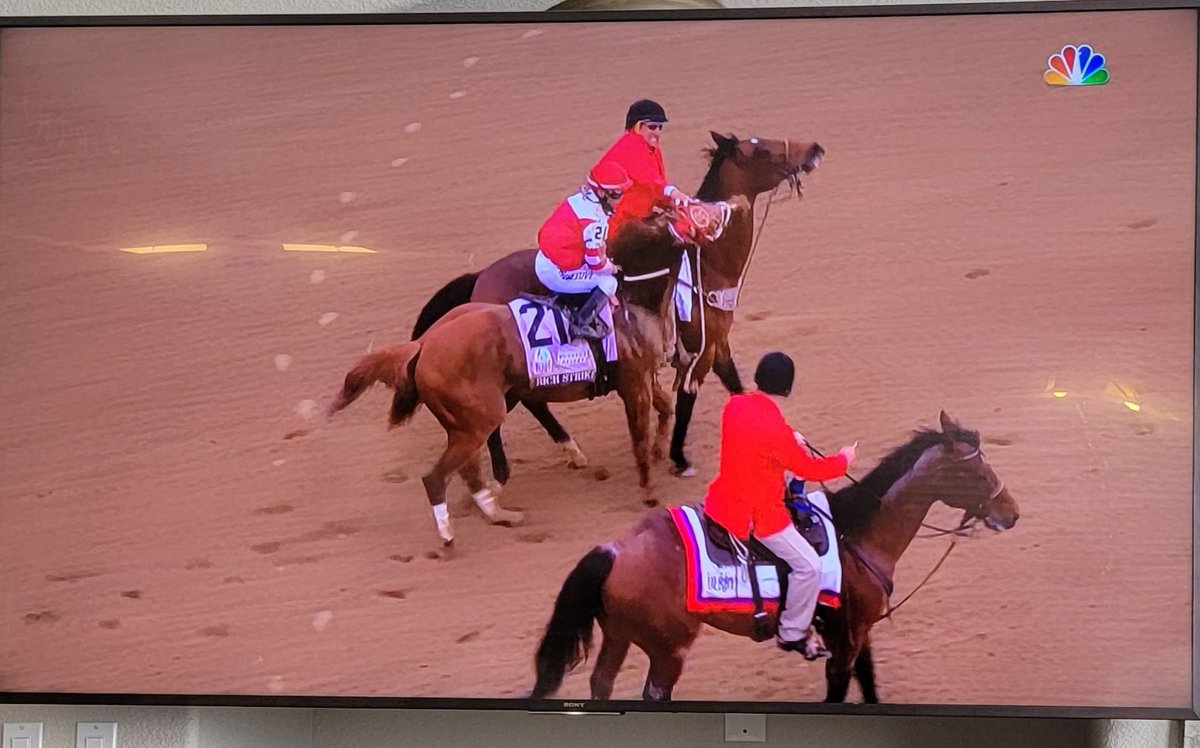 MindYoOwnMusic's tweet photo. Congratulations #richstrike  but this guy's treatment of rich strike after the win was unacceptable. 😠  @KentuckyDerby 
#KentuckyDerby2022 #KentuckyDerby148 https://t.co/JTCRmHu4Zp